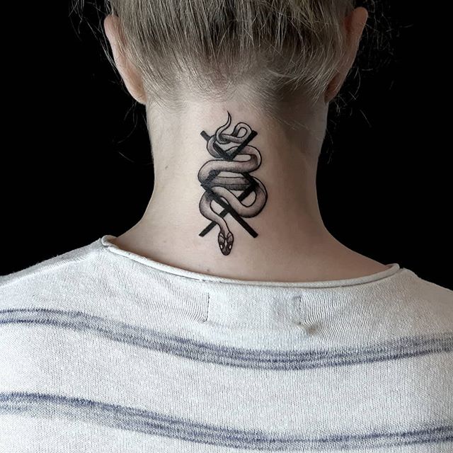 raphe tattoo serpent graphique black and grey