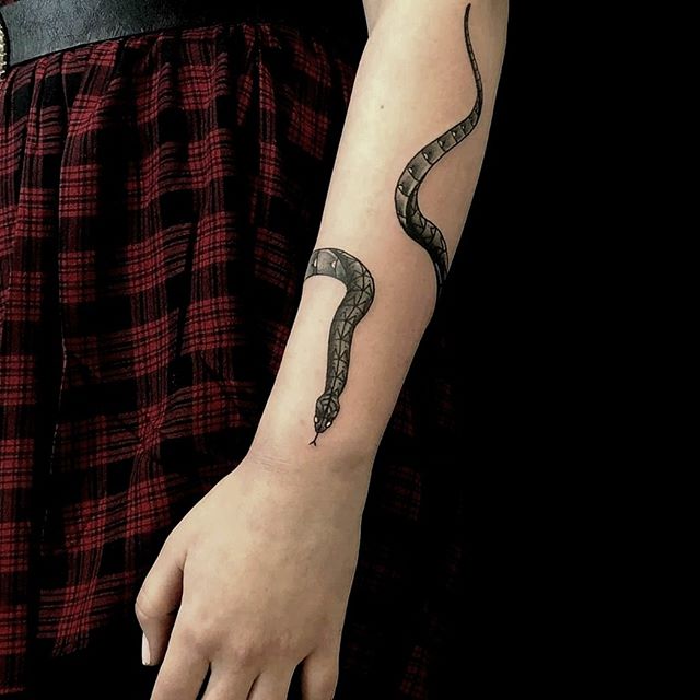 raphe tattoo tatouage serpent black and grey